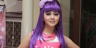 Unik, Jenita Janet Cari Pemandangan Indah saat Sholat Ied